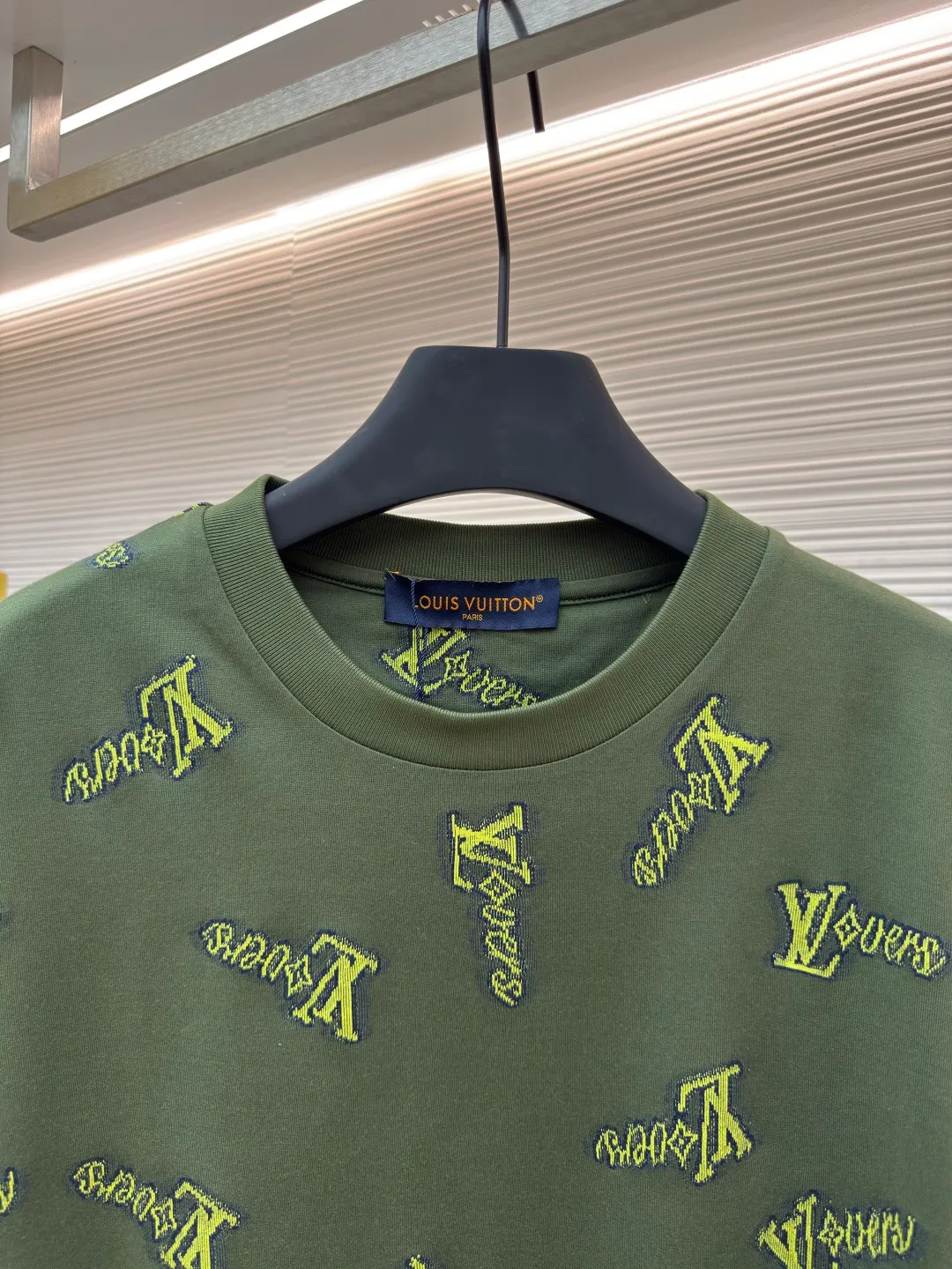 LOUIS VUITTON cut-out letter T-shirt ●Authentic product: purchased and developed at 8950 ●Item number: 1680397-A85 ●Fabric: combed cotton yarn fabric ●Technology: washed production ●Version: fitted version ●Weight: about 255 grams ●Size: XS-S-M-L ●Description: The fabric is made of 60S double-ply combed cotton yarn. The color of the bulk yarn is ordered and dyed. The Y version is purchased and the hem fabric is disassembled to analyze the yarn parameters. The green embryo is woven using a 60s double-ply ring-spun yarn and an 8-cylinder fly knitting circular knitting machine. All the base and yarn threads of the gray fabric are machine-trimmed. The yarn loss rate of the gray fabric is as high as 40%. The high cost of raw material loss increases dramatically. In the later stage, an air cylinder is used for high-temperature and high-pressure washing water setting + liquid ammonia soaking to make the tissue between the yarns tighter. The overall fabric surface is flat and the reference Y version of the garment is cut by hand with front and rear positioning flowers. The overall wiring is straight and delicate, the fabric is comfortable and soft, and the color is consistent without color difference. It can be matched with the same style to create a fashionable look and control various occasions. Customized accessories, complete with three standards, same style for men and women!